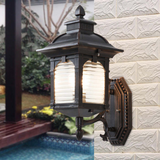 Antyczna szklana lampa ścienna na zewnątrz