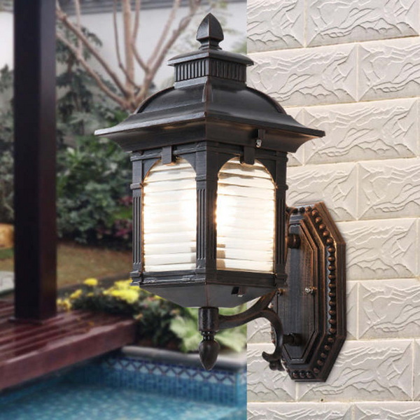 Antyczna szklana lampa ścienna na zewnątrz