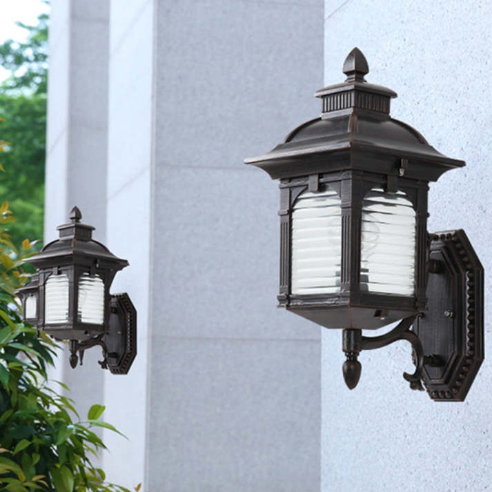Antyczna szklana lampa ścienna na zewnątrz