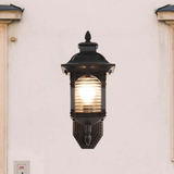 Antyczna szklana lampa ścienna na zewnątrz