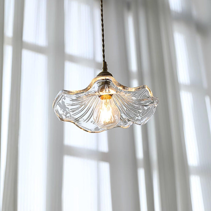 Szklana lampa wisząca w kształcie kwiatu