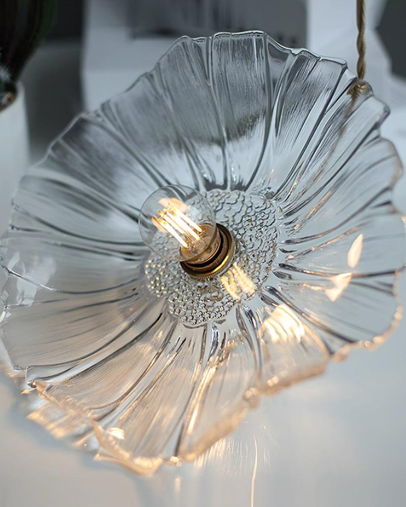 Szklana lampa wisząca w kształcie kwiatu