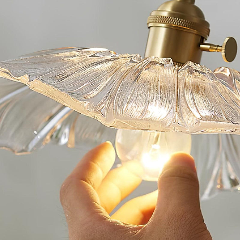 Szklana lampa wisząca w kształcie kwiatu