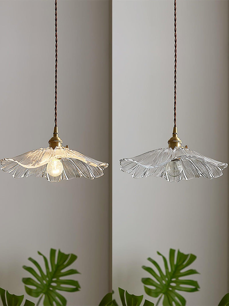 Szklana lampa wisząca w kształcie kwiatu