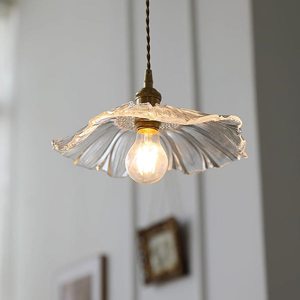 Szklana lampa wisząca w kształcie kwiatu