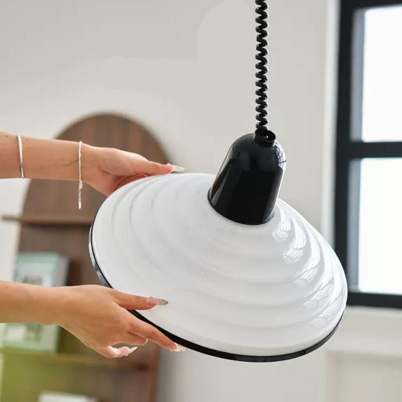 Fransk Vindlampa I Krämfärgat Glas