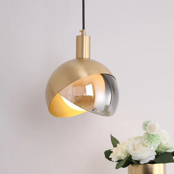 Nowoczesna lampa wisząca wykonana ze złotego szkła