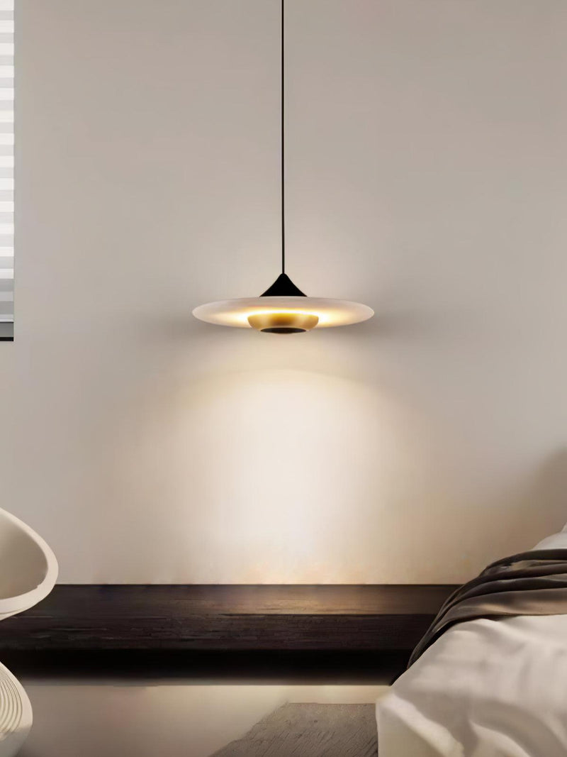 Lampa Med Flygande Tefat I Marmor