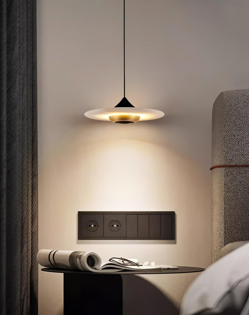 Lampa Med Flygande Tefat I Marmor