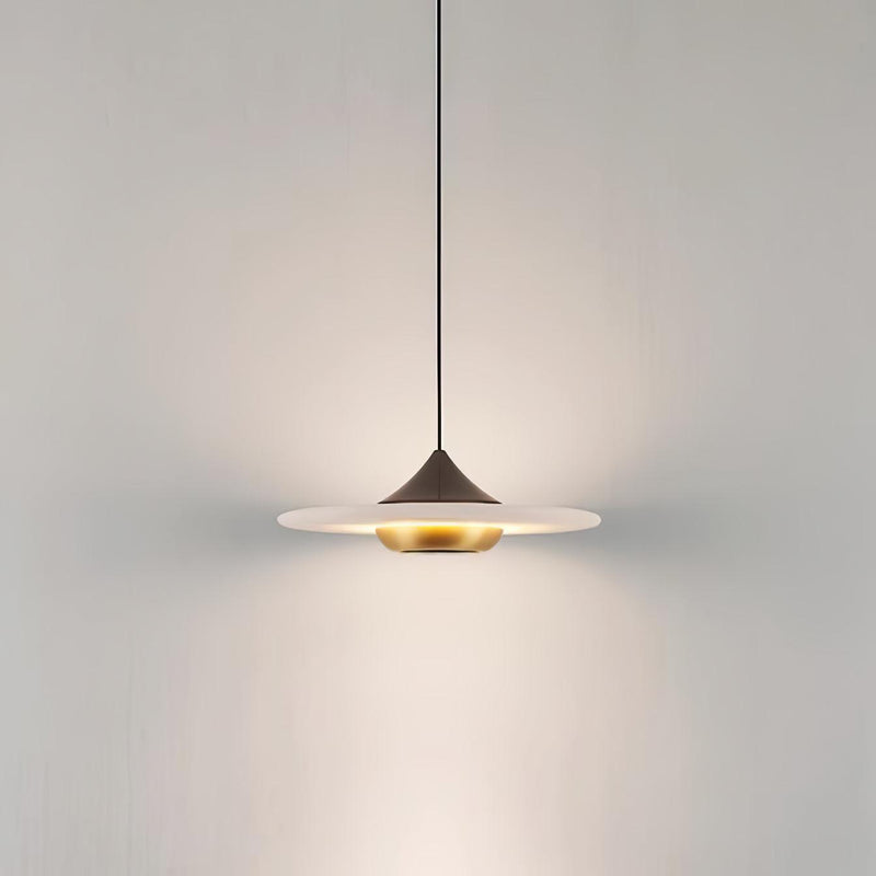 Lampa Med Flygande Tefat I Marmor