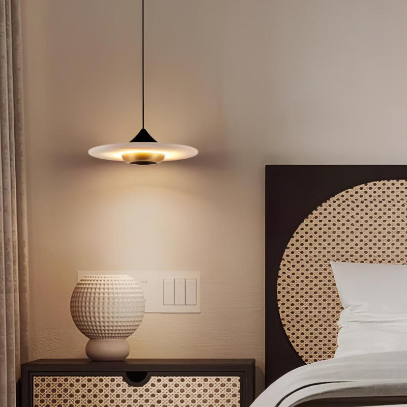 Lampa Med Flygande Tefat I Marmor