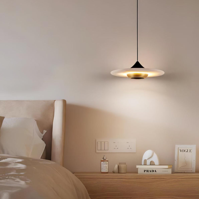 Lampa Med Flygande Tefat I Marmor