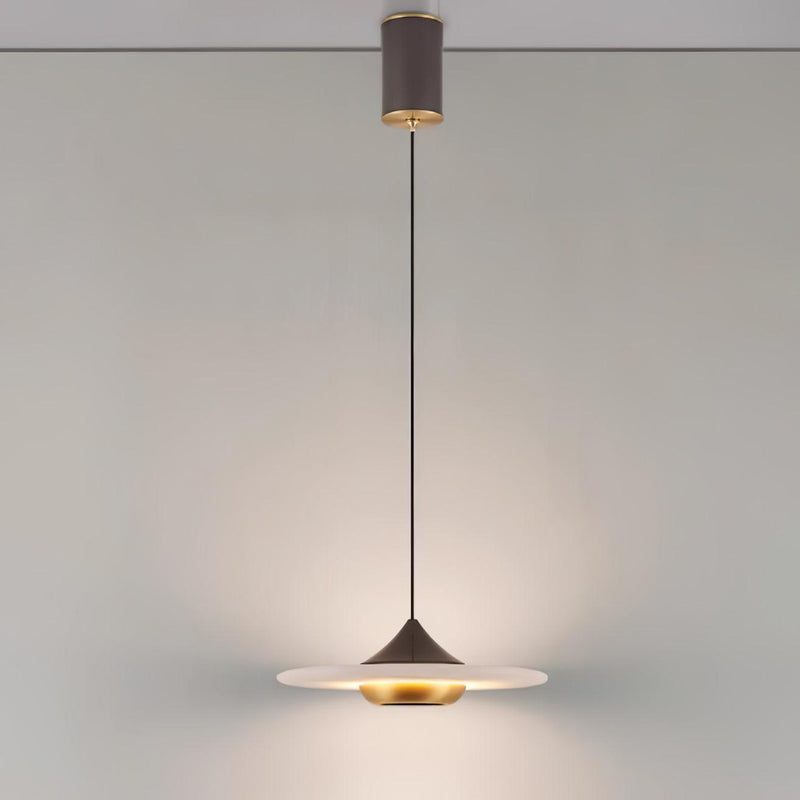 Lampa Med Flygande Tefat I Marmor