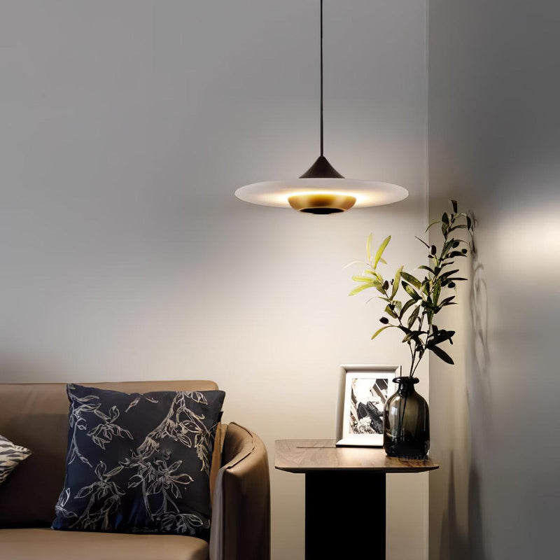 Lampa Med Flygande Tefat I Marmor