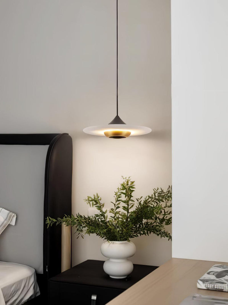 Lampa Med Flygande Tefat I Marmor