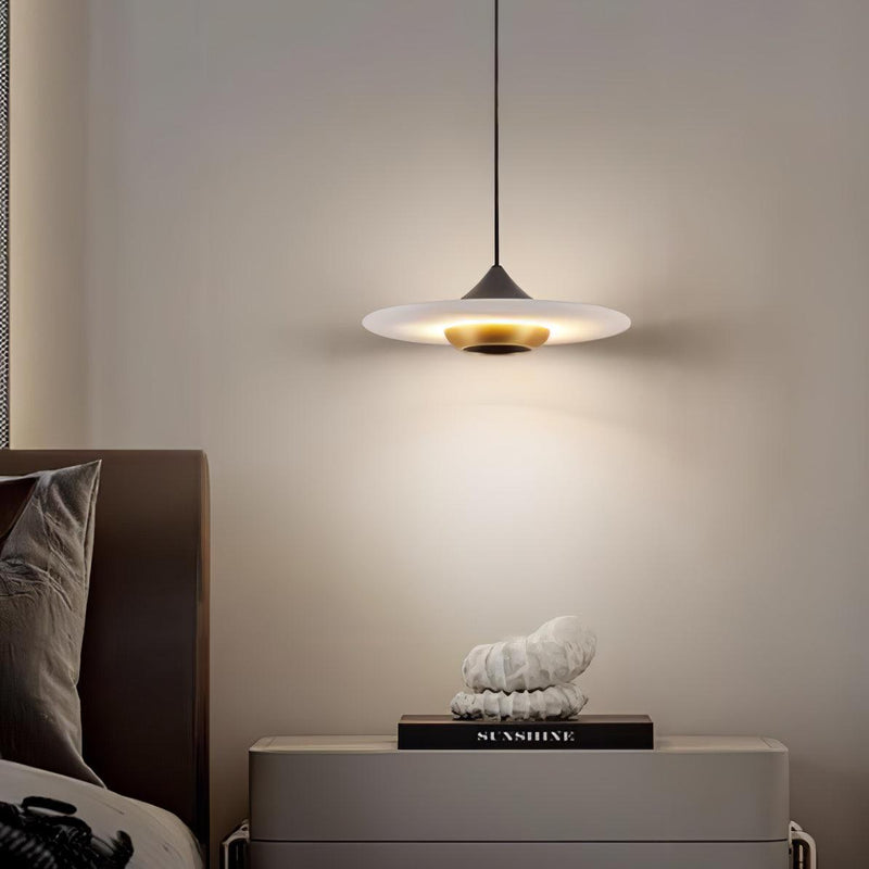 Lampa Med Flygande Tefat I Marmor