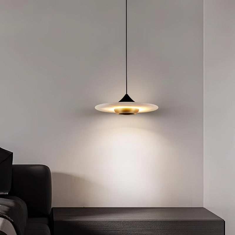 Lampa Med Flygande Tefat I Marmor