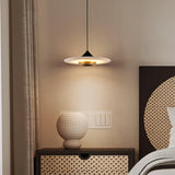 Lampa Med Flygande Tefat I Marmor