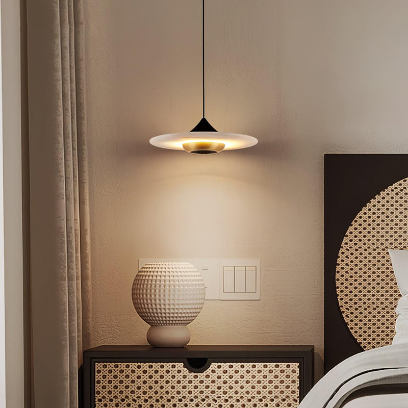 Lampa Med Flygande Tefat I Marmor