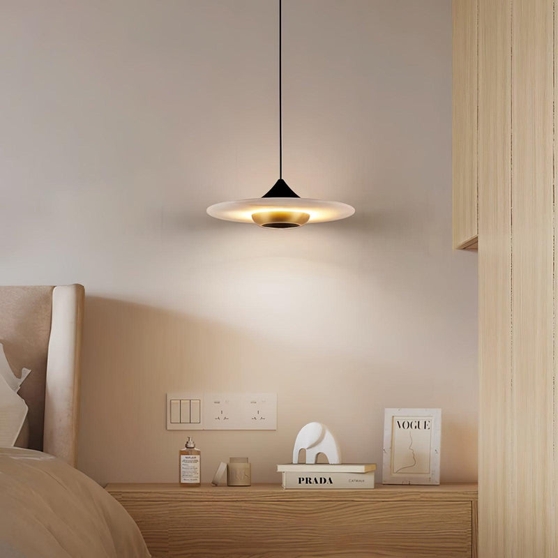 Lampa Med Flygande Tefat I Marmor