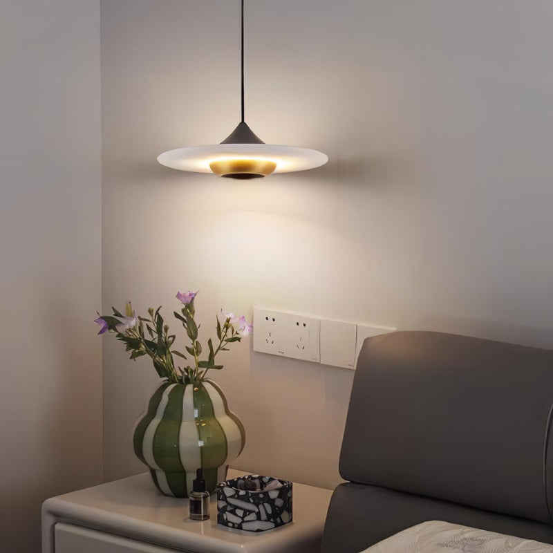 Lampa Med Flygande Tefat I Marmor