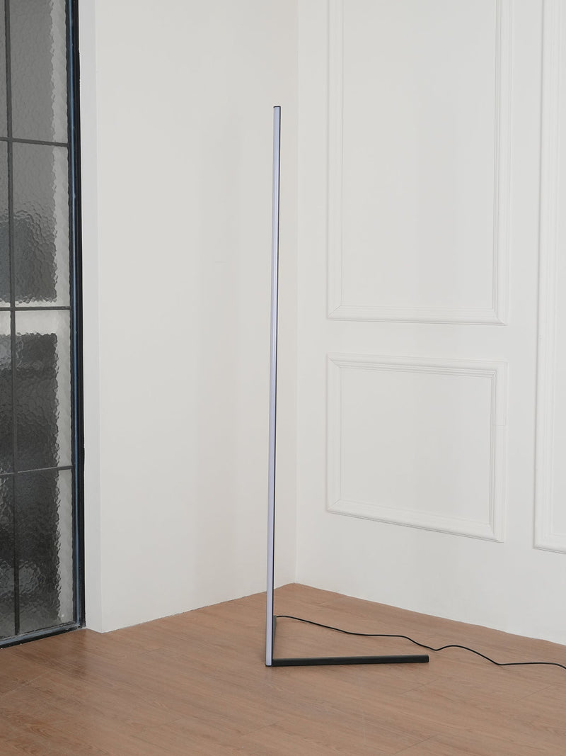 Minimalistyczna lampa podłogowa LED