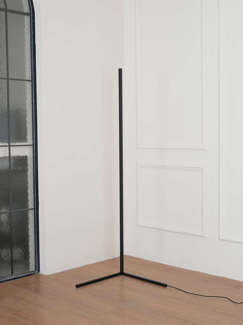 Minimalistyczna lampa podłogowa LED