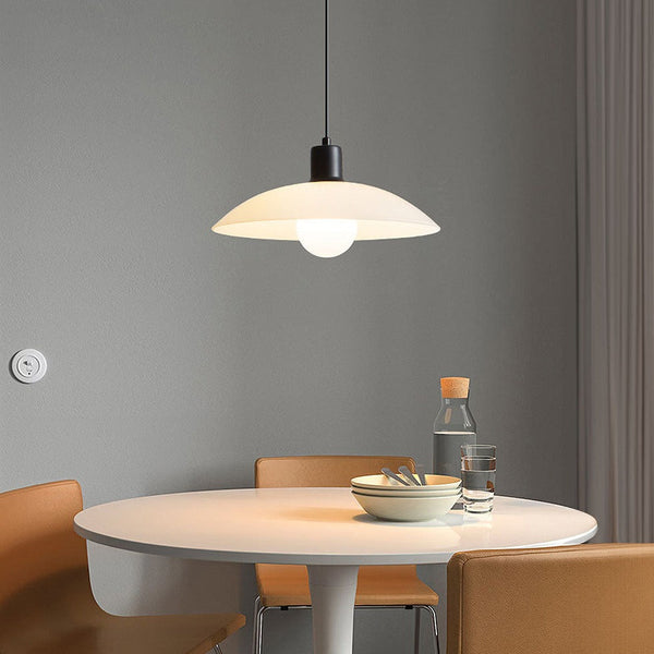 Minimalistisk Taklampa Av Vitmålat Glas