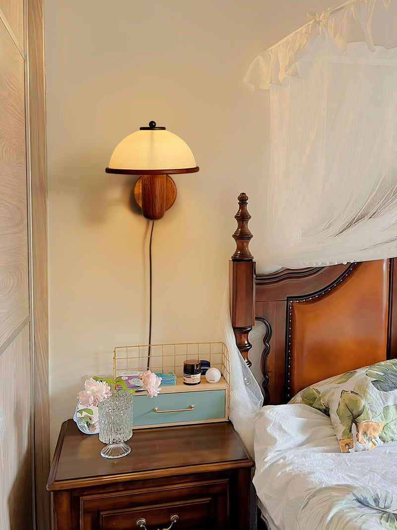 Lampa ścienna z drewna piżmowego