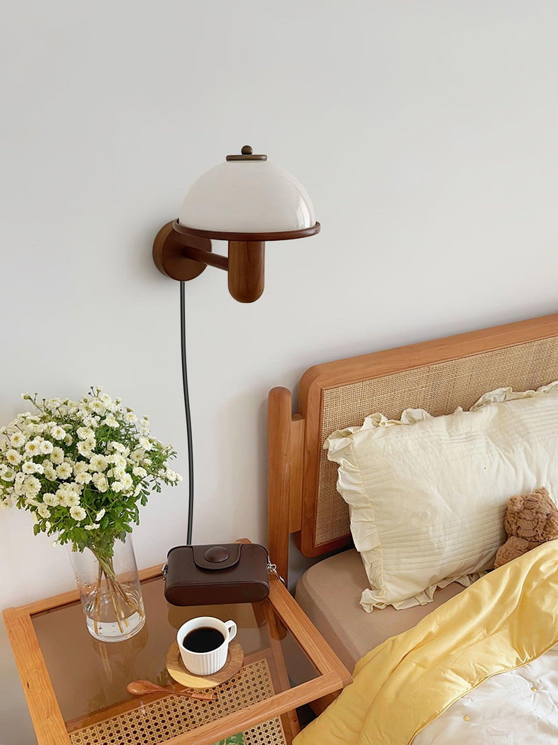 Lampa ścienna z drewna piżmowego