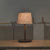 Lampa Gentle Glow wykonana z drewna orzecha nordyckiego z luksusowymi akcentami z tkaniny