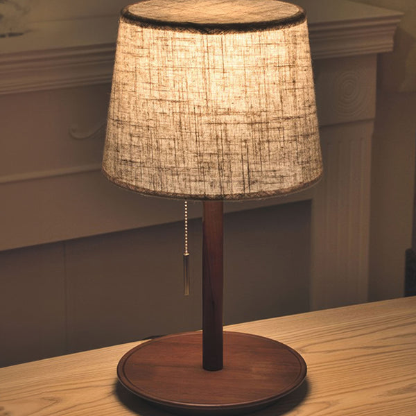 Lampa Gentle Glow wykonana z drewna orzecha nordyckiego z luksusowymi akcentami z tkaniny
