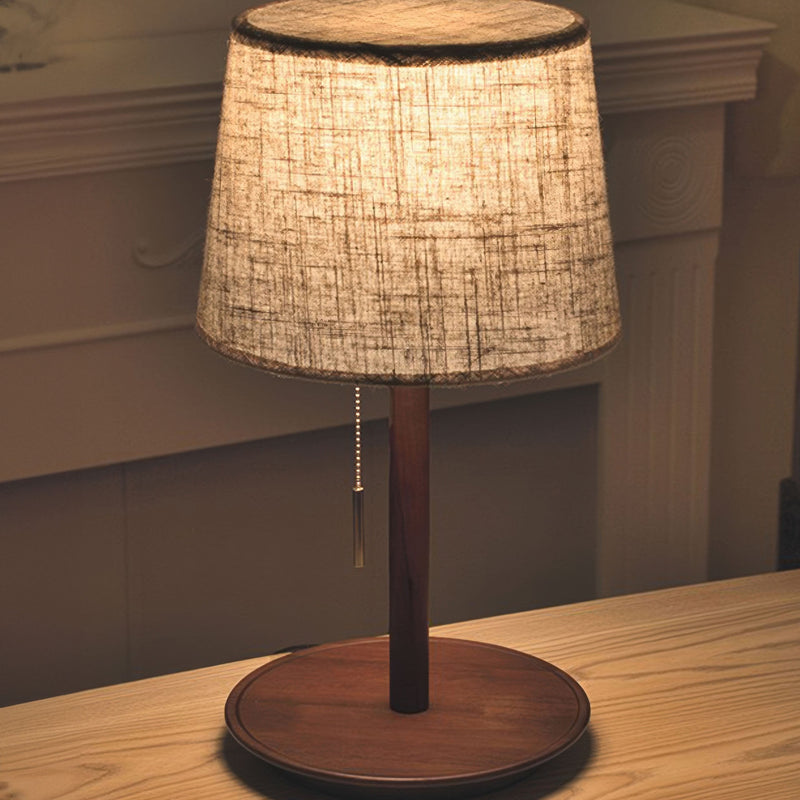 Lampa Gentle Glow wykonana z drewna orzecha nordyckiego z luksusowymi akcentami z tkaniny