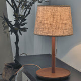 Lampa Gentle Glow wykonana z drewna orzecha nordyckiego z luksusowymi akcentami z tkaniny