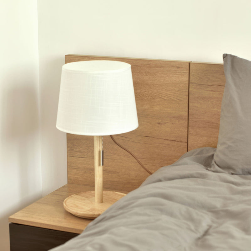 Lampa Gentle Glow wykonana z drewna orzecha nordyckiego z luksusowymi akcentami z tkaniny