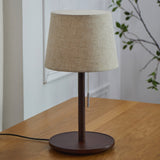 Lampa Gentle Glow wykonana z drewna orzecha nordyckiego z luksusowymi akcentami z tkaniny