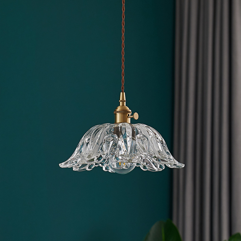 Szklana lampa wisząca w kształcie kwiatu