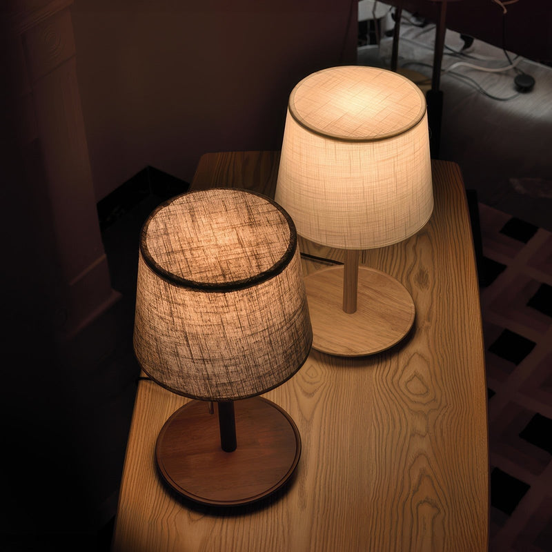 Lampa Gentle Glow wykonana z drewna orzecha nordyckiego z luksusowymi akcentami z tkaniny