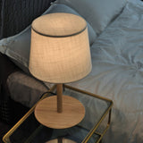 Lampa Gentle Glow wykonana z drewna orzecha nordyckiego z luksusowymi akcentami z tkaniny