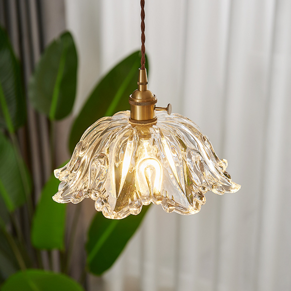 Szklana lampa wisząca w kształcie kwiatu