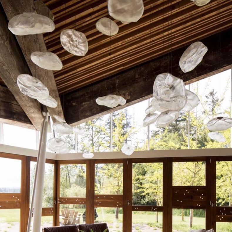 Minimalistyczna lampa wisząca z dmuchanego szkła