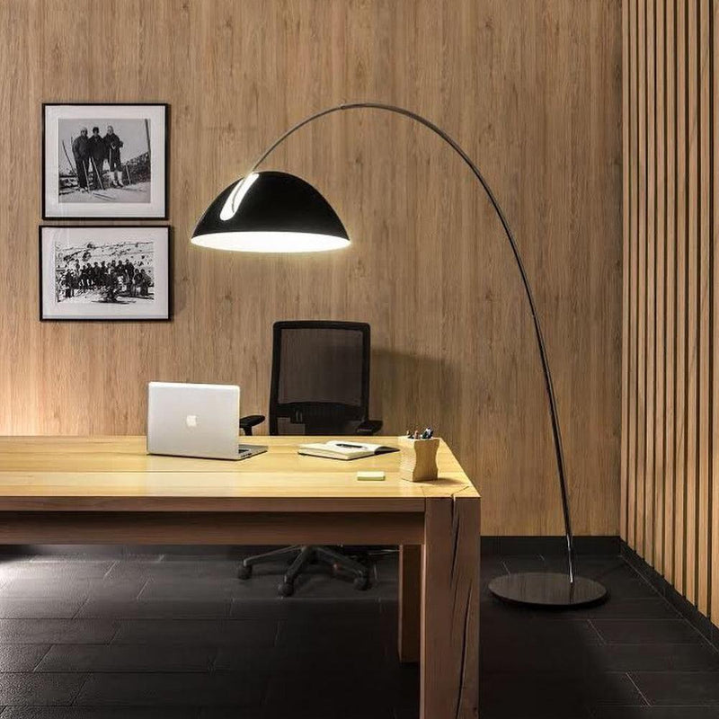 Świeża łukowa lampa podłogowa