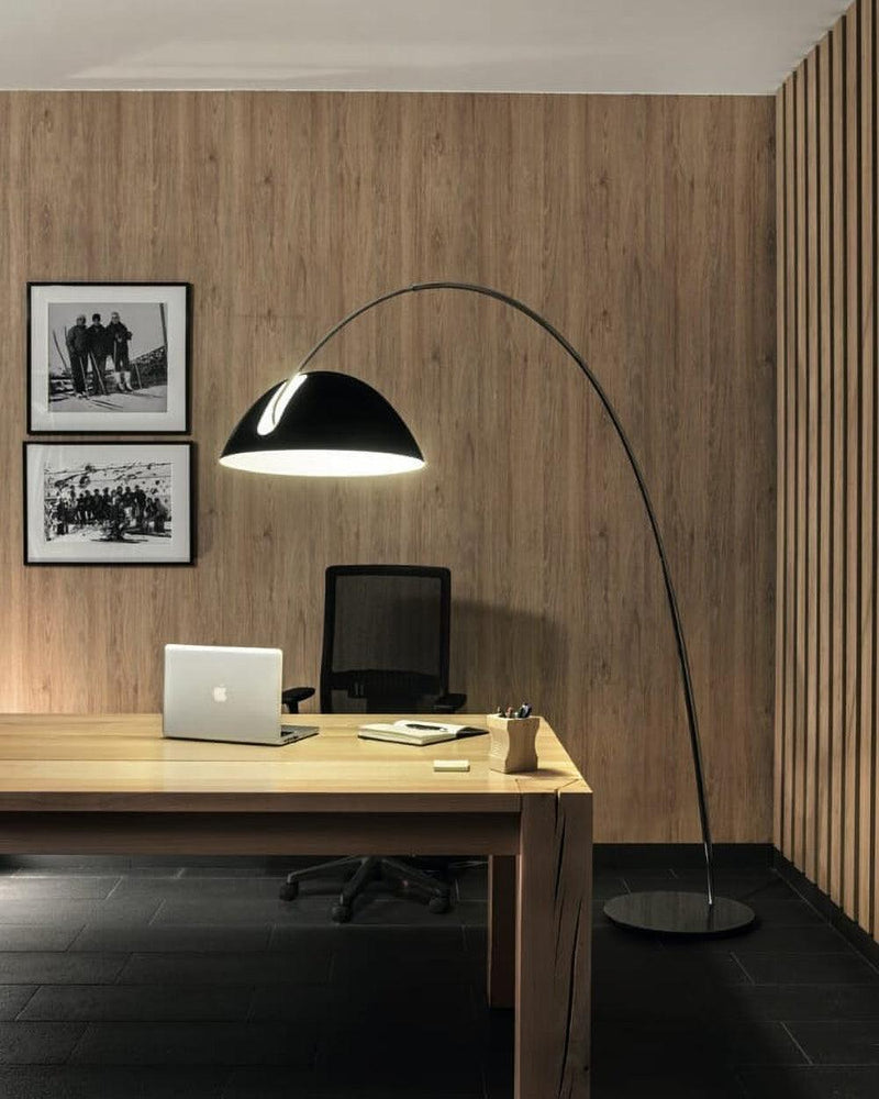 Świeża łukowa lampa podłogowa