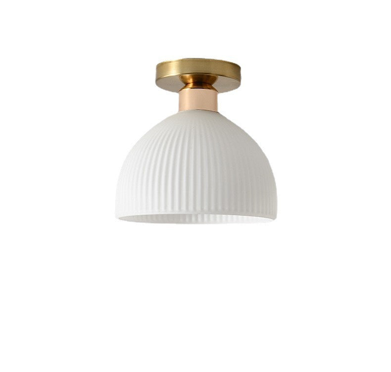 Nowoczesna lampa sufitowa wykonana z mlecznobiałego szkła