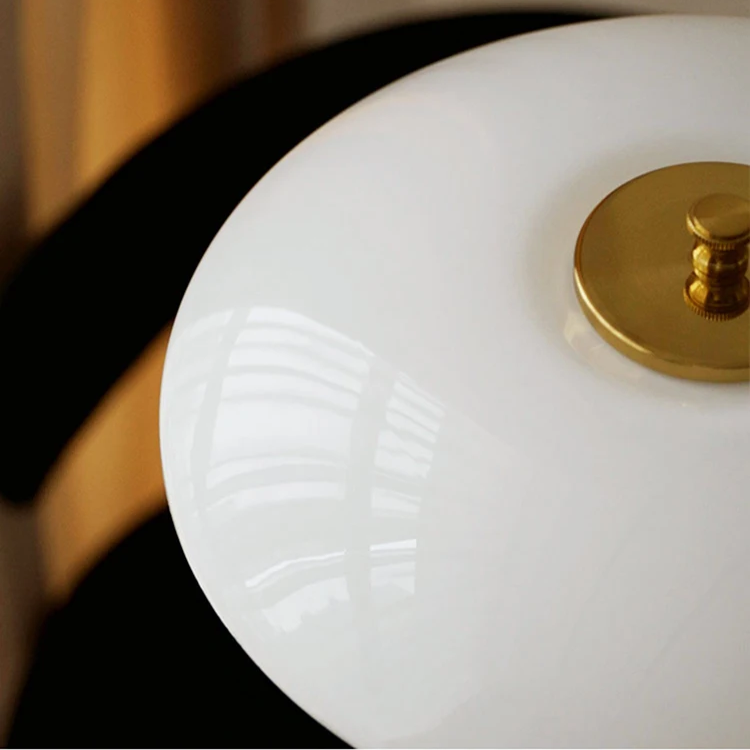 Duńska designerska lampa stołowa