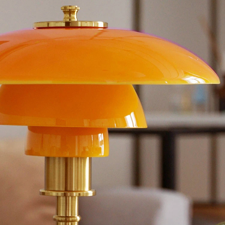 Duńska designerska lampa stołowa