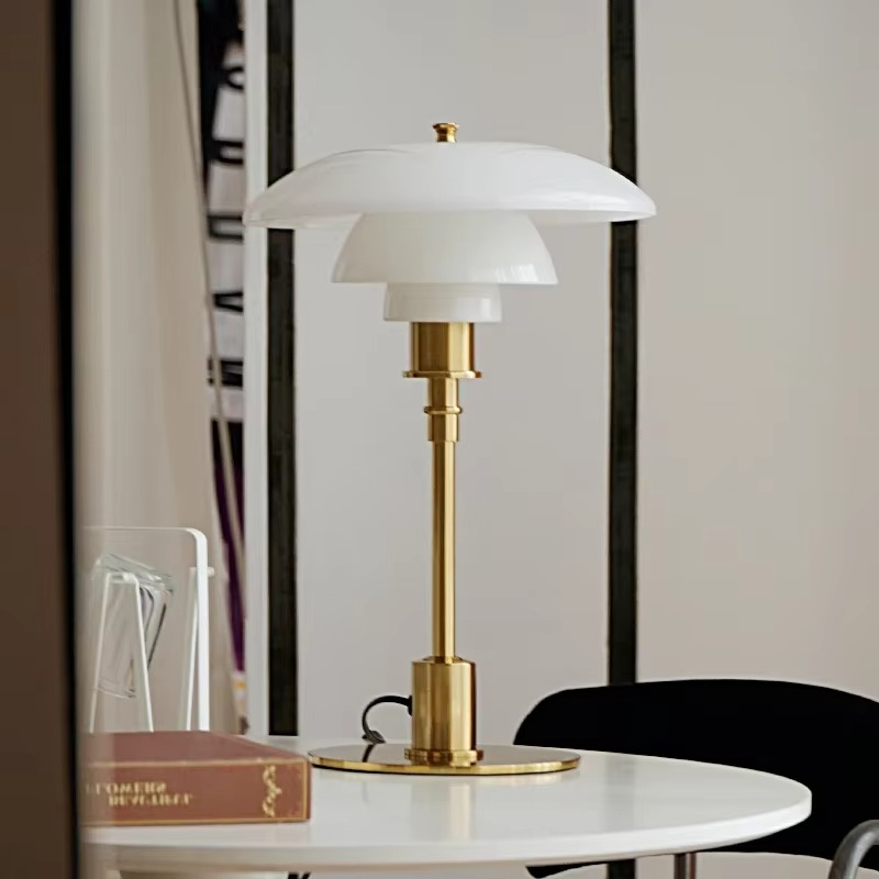 Duńska designerska lampa stołowa