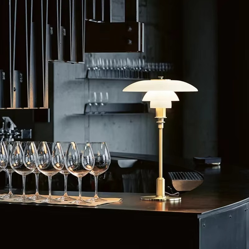 Duńska designerska lampa stołowa