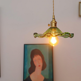 Snygg lampa med hibiskusblomma