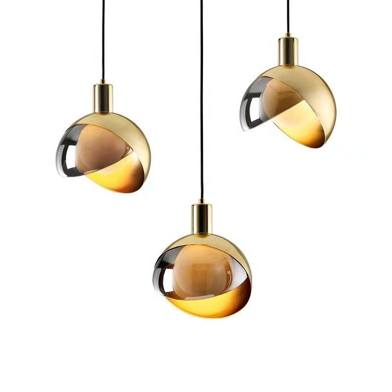 Nowoczesna lampa wisząca wykonana ze złotego szkła